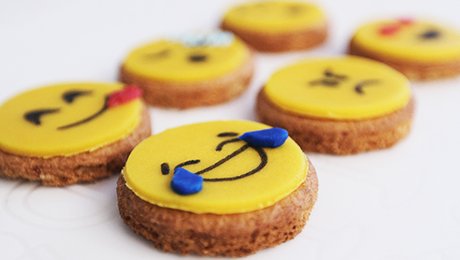 Emoji Cakes Recette De Sables Emoticones Minutefacile Com